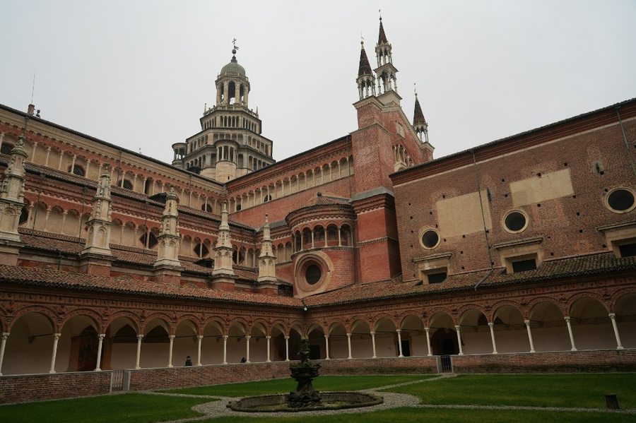 Il Chiostro Grande e la lanterna della chiesa della Certosa