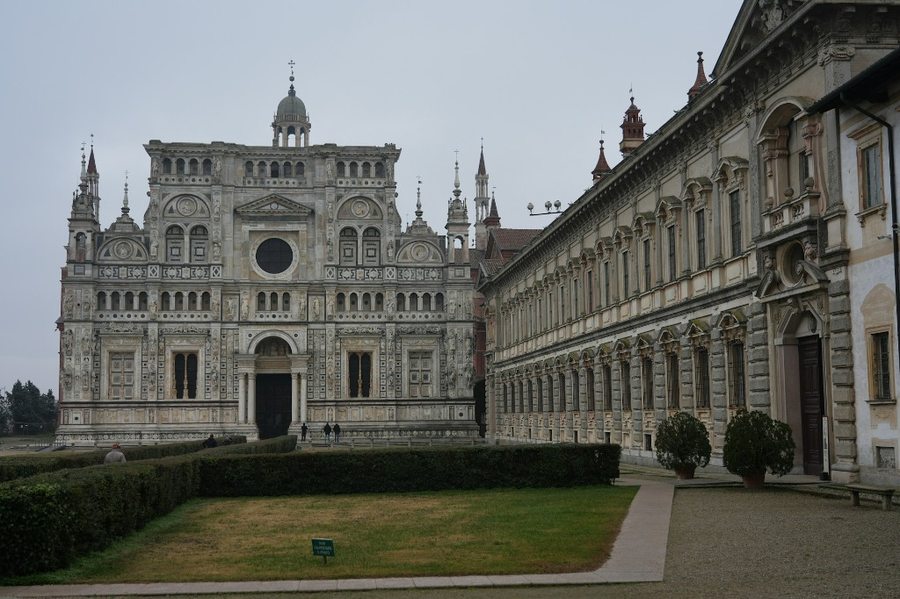 Scorcio panoramico con la facciata ed il Palazzo Ducale della Certosa