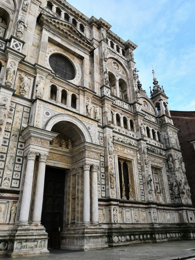 Dettaglio scultoreo del portale e delle colonne della Certosa