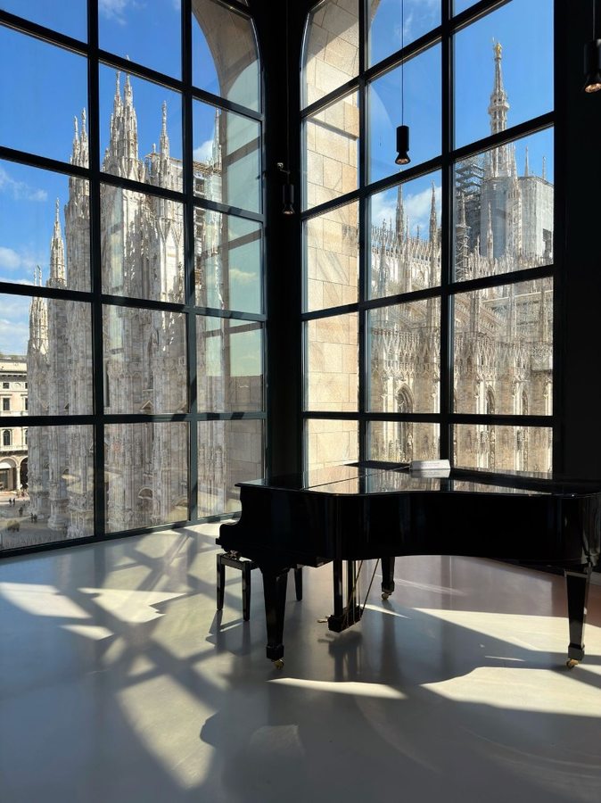 Vista del Duomo dal Museo del Novecento con pianoforte