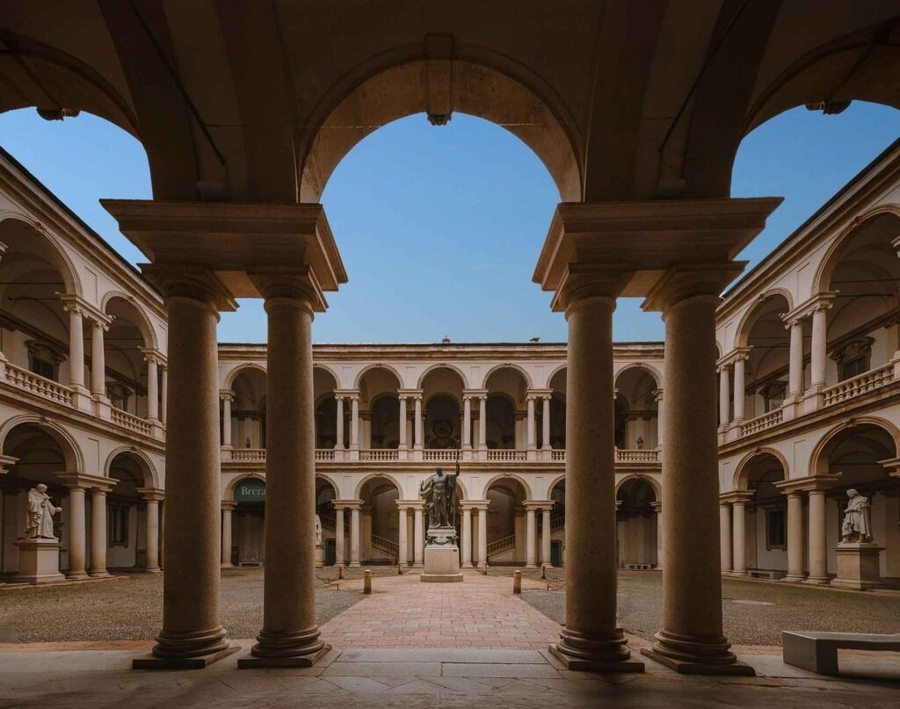 Il Cortile d'Onore del Palazzo di Brera con la statua del Canova