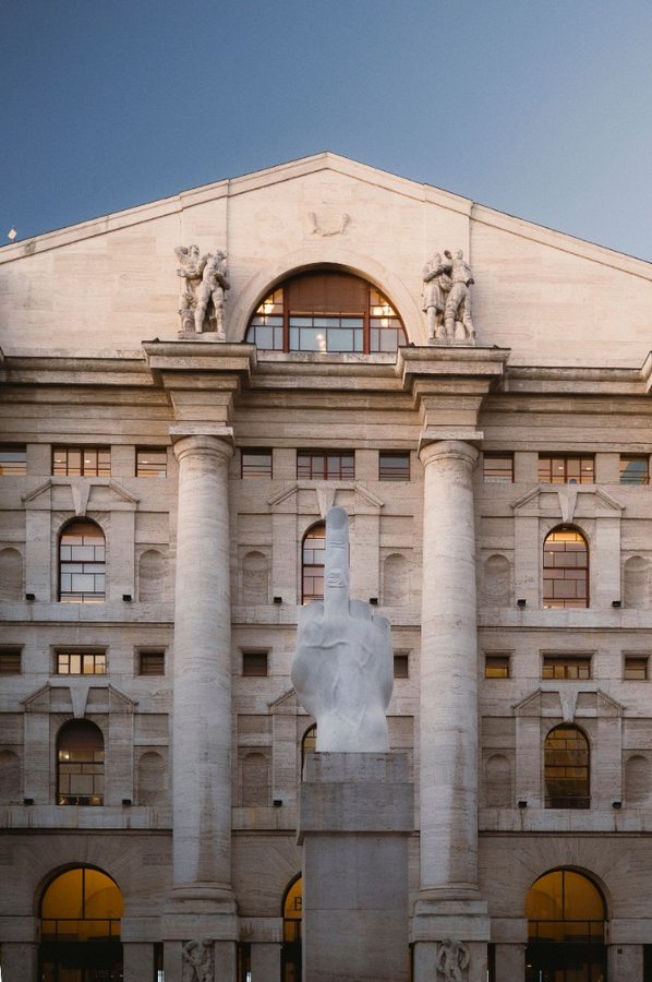 Piazza Affari e scultura L.O.V.E. Milano